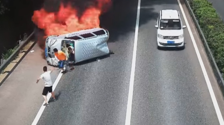 Επιβάτες εγκλωβίζονται σε van που φλέγεται!